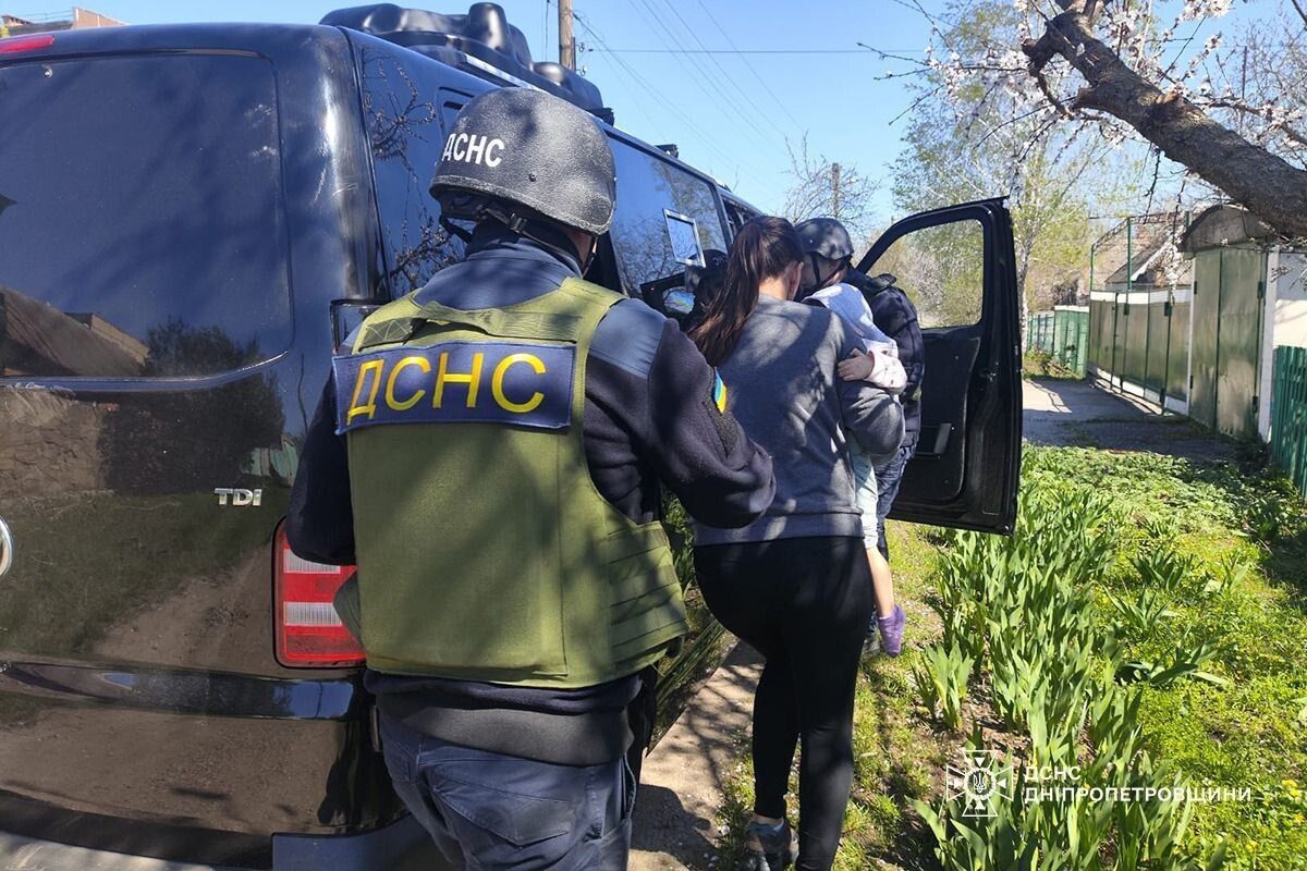 Враг в течение дня бил по Днепропетровской области: 10 пострадавших, среди них - маленькая девочка и 17-летний парень. Фото