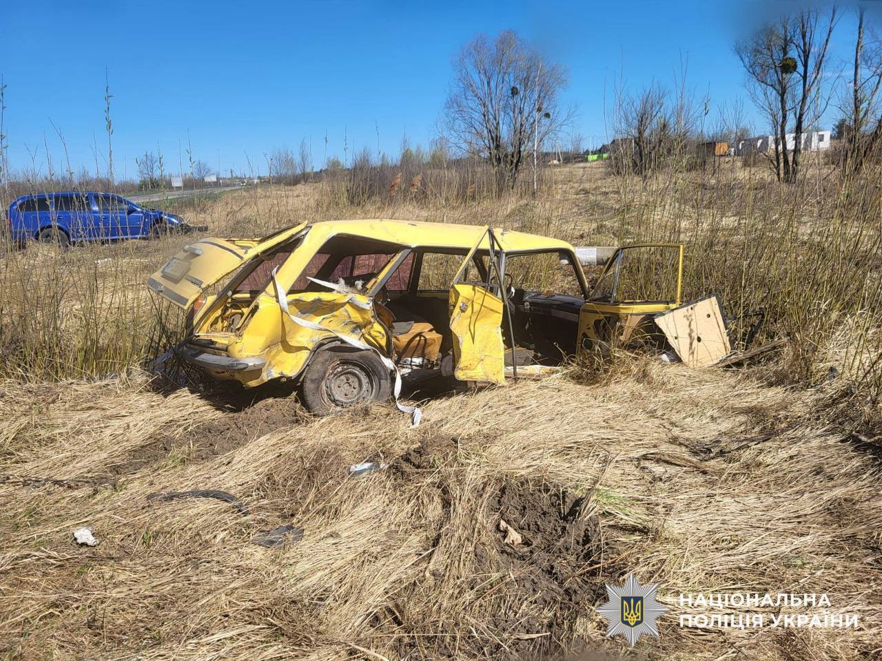 На Київщині внаслідок ДТП два авто вилетіли в кювет: є постраждалі. Подробиці та фото