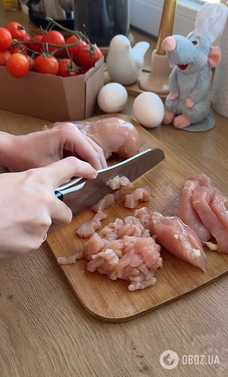 Соковиті рублені котлети на вечерю: додайте помідори, кукурудзу і твердий сир