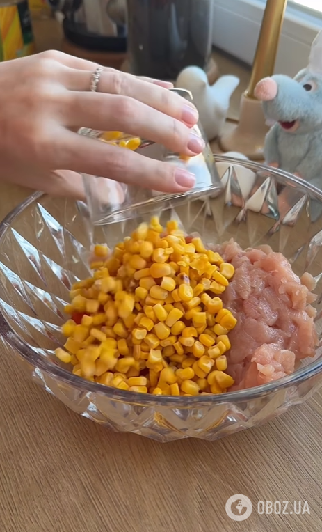 Соковиті рублені котлети на вечерю: додайте помідори, кукурудзу і твердий сир