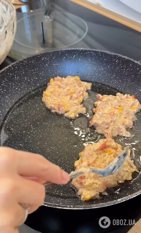 Соковиті рублені котлети на вечерю: додайте помідори, кукурудзу і твердий сир