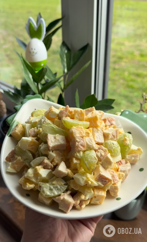 Вкусный праздничный салат с виноградом и курицей: заправляется майонезом