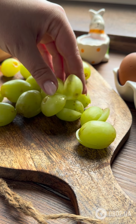 Вкусный праздничный салат с виноградом и курицей: заправляется майонезом