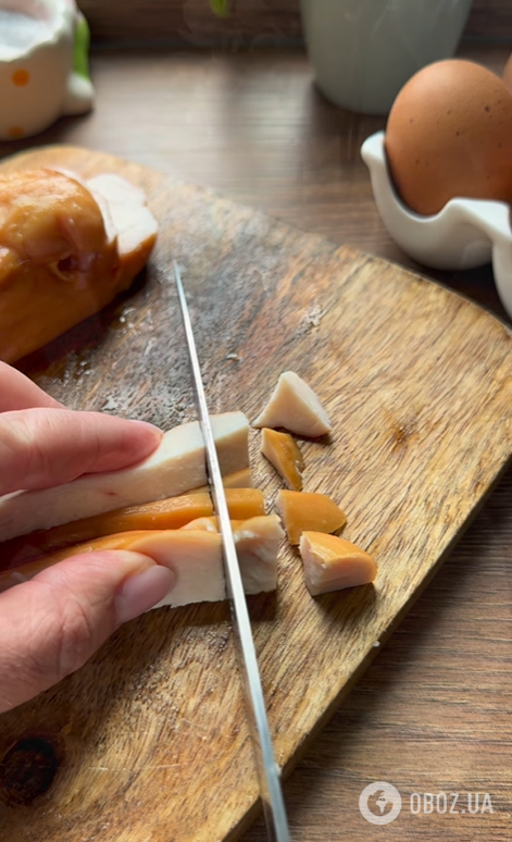 Вкусный праздничный салат с виноградом и курицей: заправляется майонезом