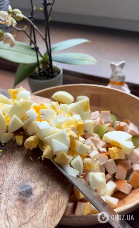 Вкусный праздничный салат с виноградом и курицей: заправляется майонезом