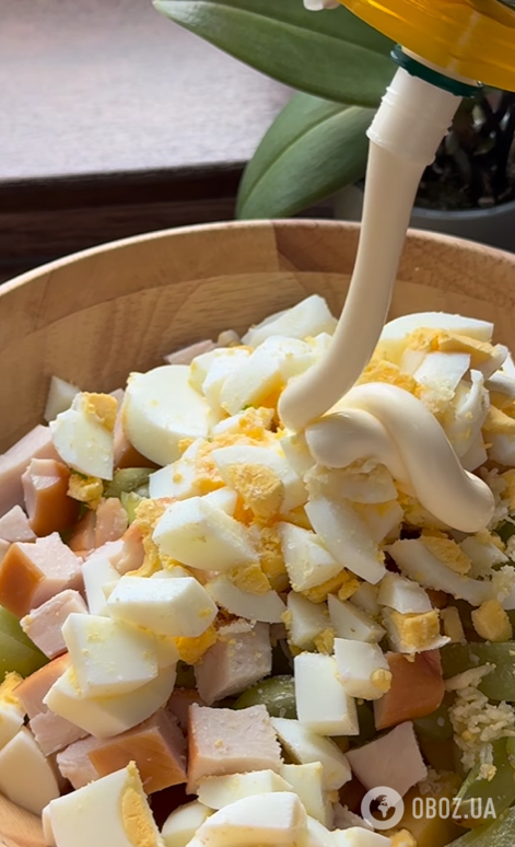 Вкусный праздничный салат с виноградом и курицей: заправляется майонезом