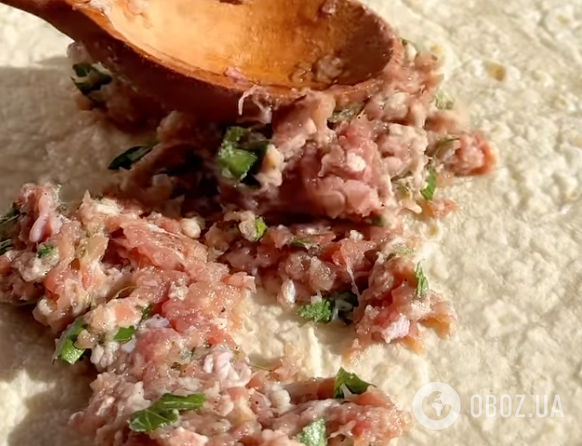 Не будуть жирними: хрусткі ліниві чебуреки з лаваша із соковитою м'ясною начинкою