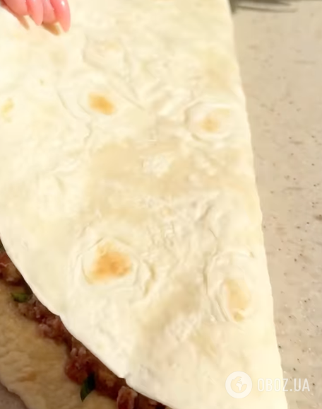 Не будуть жирними: хрусткі ліниві чебуреки з лаваша із соковитою м'ясною начинкою