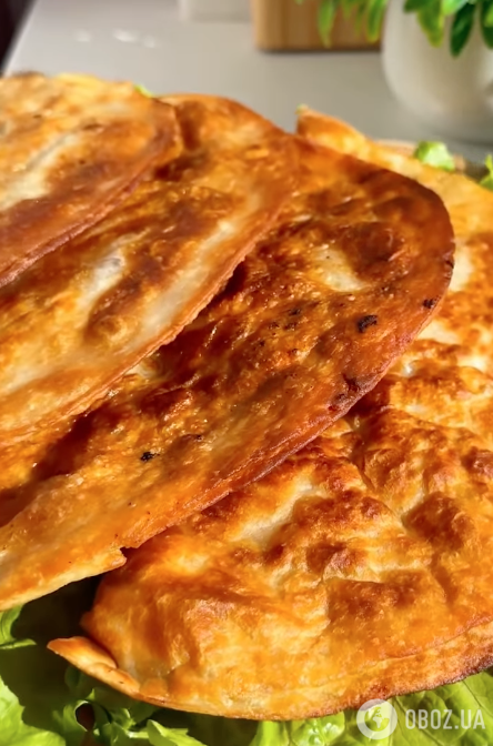 Не будуть жирними: хрусткі ліниві чебуреки з лаваша із соковитою м'ясною начинкою