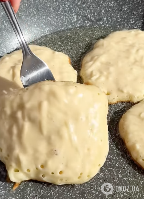 Пышные яблочные оладьи на теплом кефире за 10 минут: делимся легким рецептом