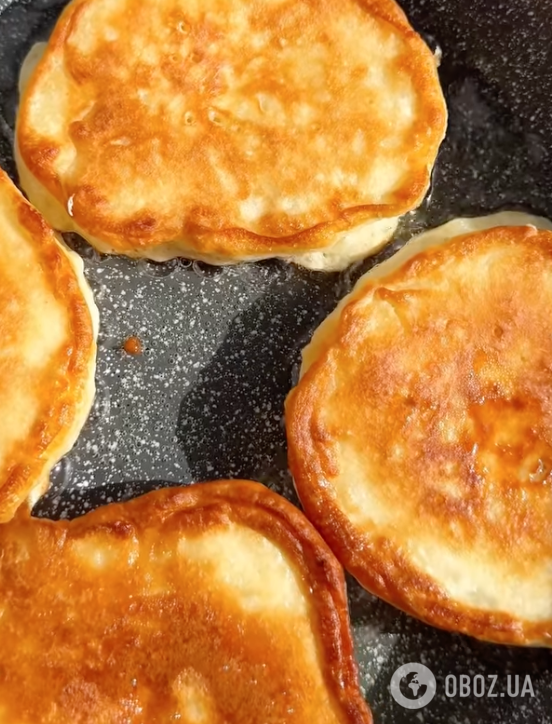 Пышные яблочные оладьи на теплом кефире за 10 минут: делимся легким рецептом