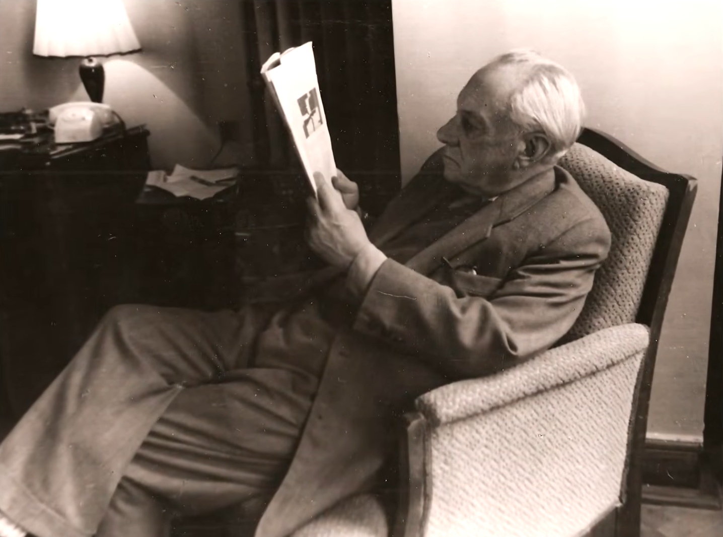 "Белые мухи налетели..." В каком месте покоится автор бессмертных стихов Максим Рыльский и какой урок он оставил будущим поколениям