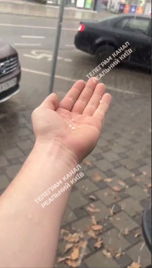 Київ накрив дощ із градом. Фото та відео