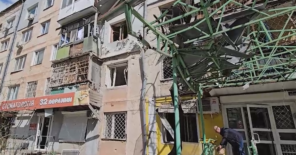 Росія ударом по Херсону вбила чотирьох людей, є поранені. Відео