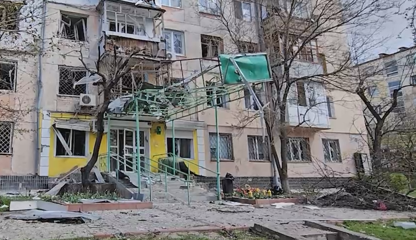 Росія ударом по Херсону вбила чотирьох людей, є поранені. Відео