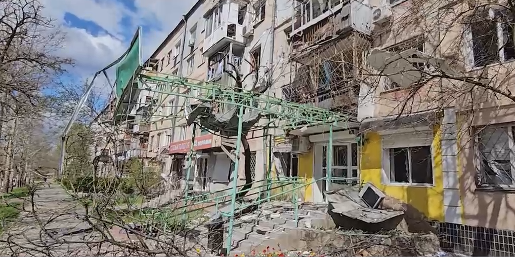 Росія ударом по Херсону вбила чотирьох людей, є поранені. Відео