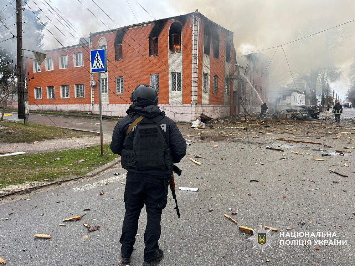 Оккупанты атаковали горсовет и налоговую на Черниговщине: вспыхнул пожар, есть пострадавшие. Фото и видео