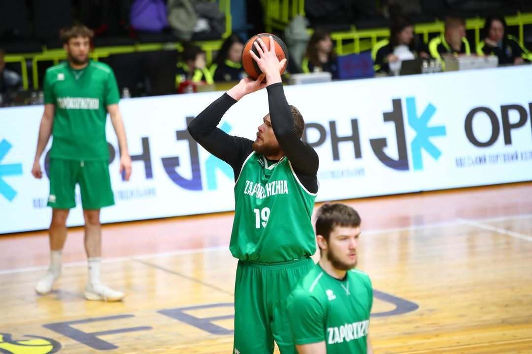 "Осталась одна женщина с ключами от всех квартир": капитан "Запорожья" рассказал о жизни за 40 км от фронта, напуганных американцах и квартире в Дружковке