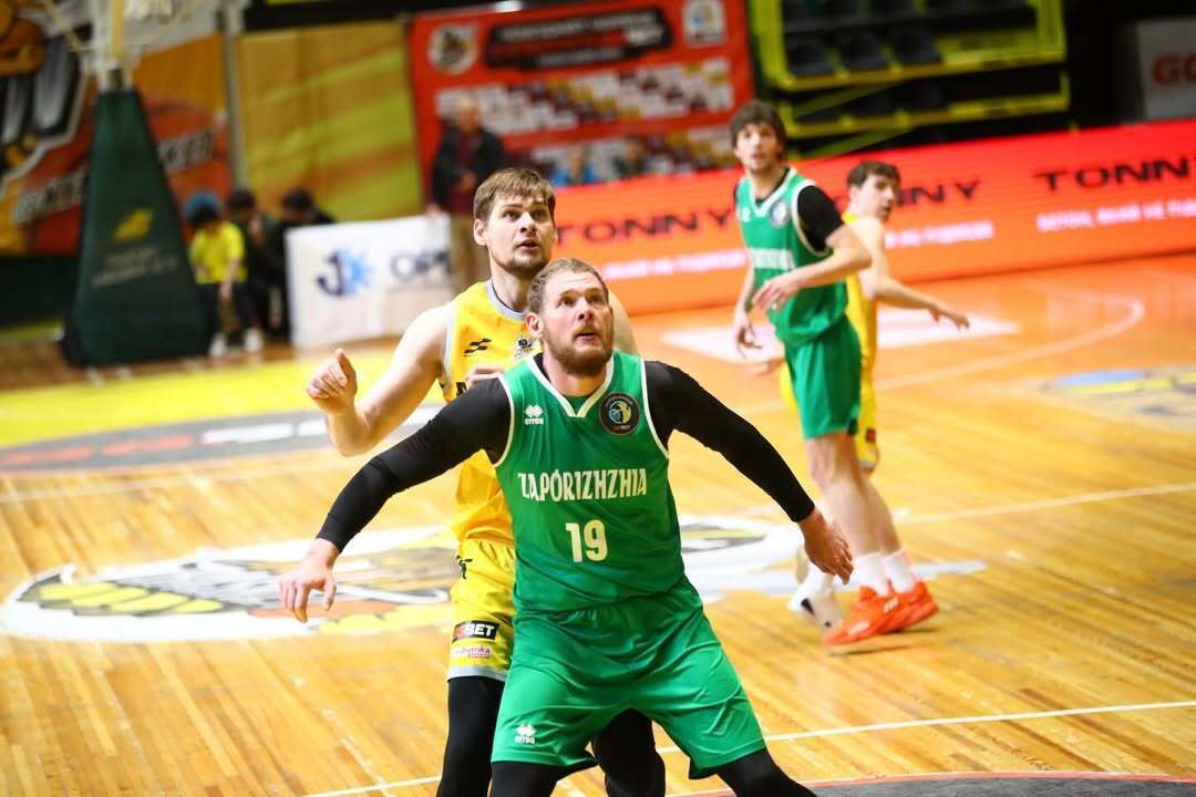 "Осталась одна женщина с ключами от всех квартир": капитан "Запорожья" рассказал о жизни за 40 км от фронта, напуганных американцах и квартире в Дружковке