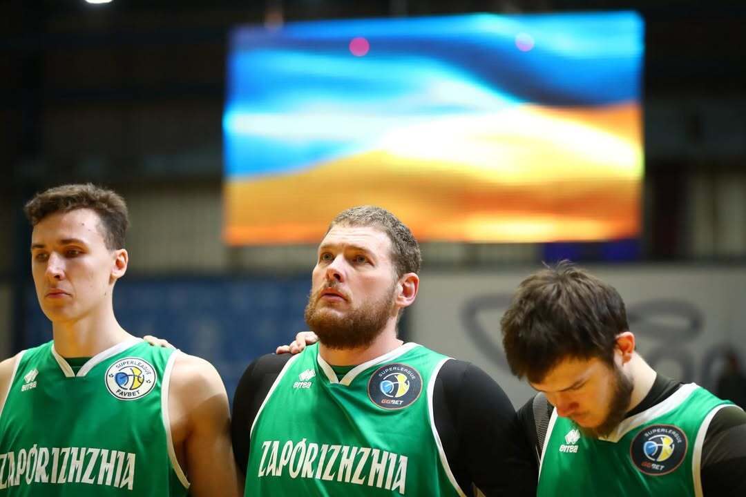 "Осталась одна женщина с ключами от всех квартир": капитан "Запорожья" рассказал о жизни за 40 км от фронта, напуганных американцах и квартире в Дружковке