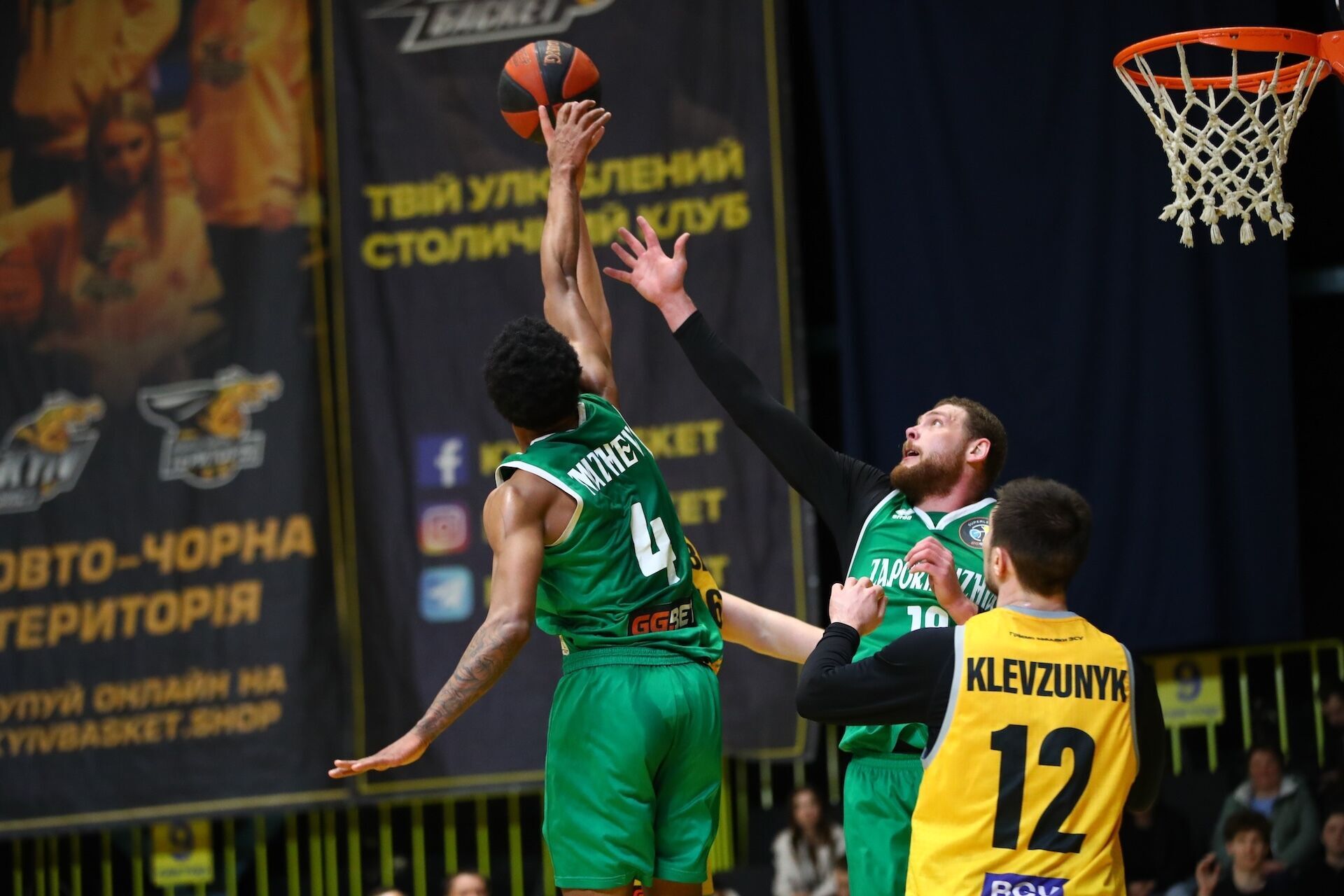 "Осталась одна женщина с ключами от всех квартир": капитан "Запорожья" рассказал о жизни за 40 км от фронта, напуганных американцах и квартире в Дружковке