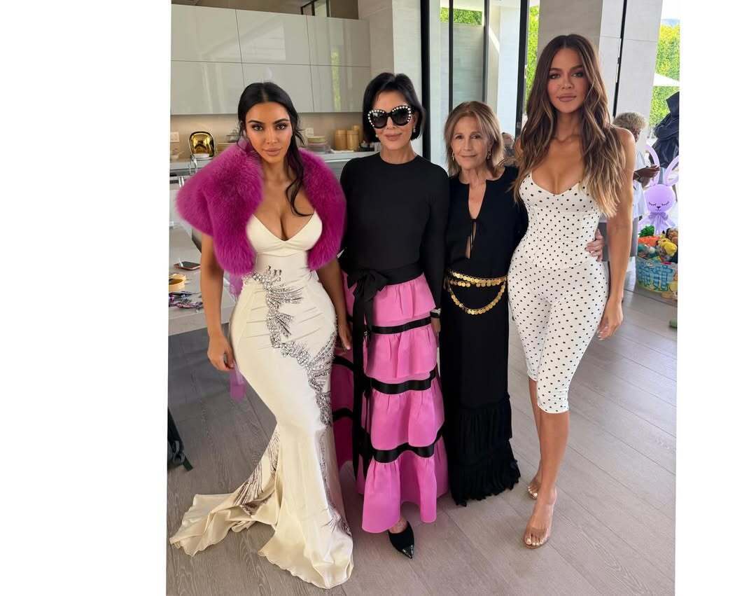 Ким Кардашьян выгуляла культовое платье Синди Кроуфорд за почти 10 тысяч долларов. Фотосравнение