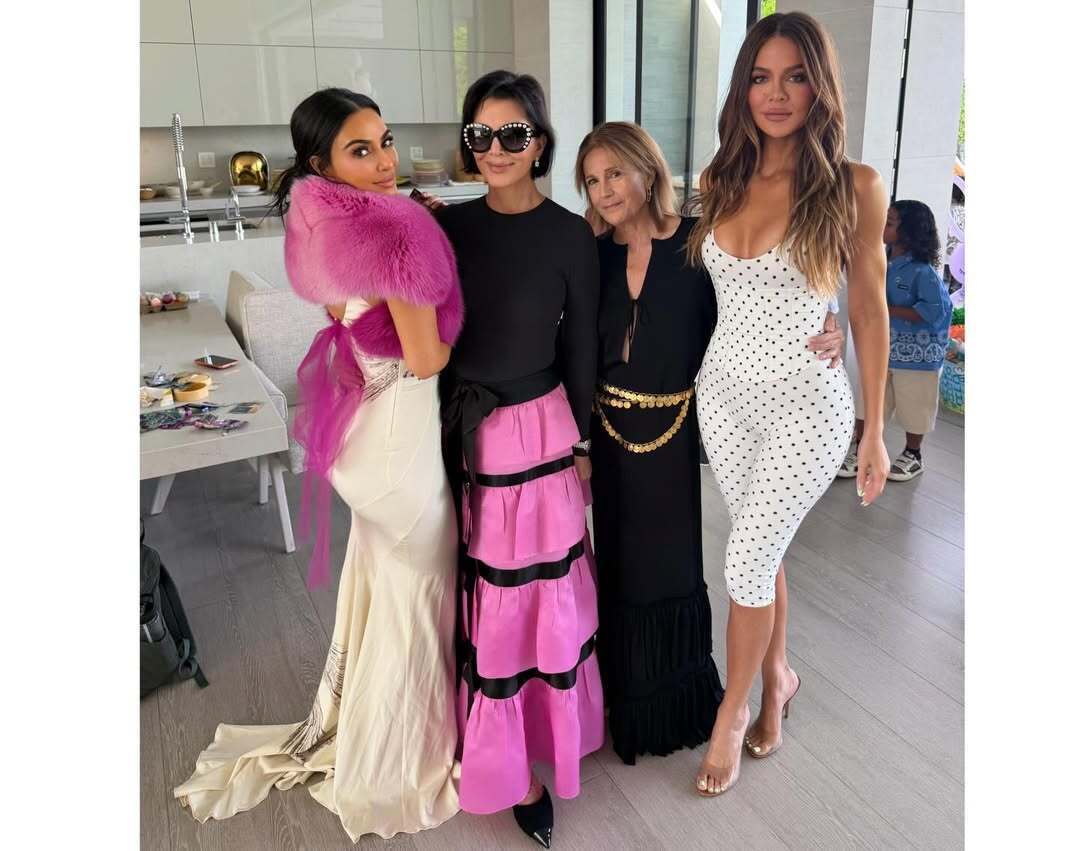 Ким Кардашьян выгуляла культовое платье Синди Кроуфорд за почти 10 тысяч долларов. Фотосравнение