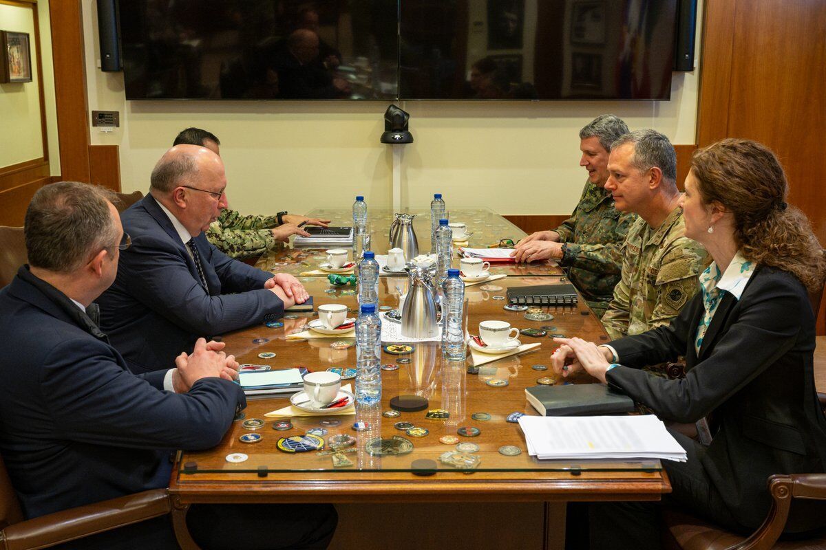 Головнокомандувач НАТО і єврокомісар обговорили збільшення виробництва оборонної продукції. Фото