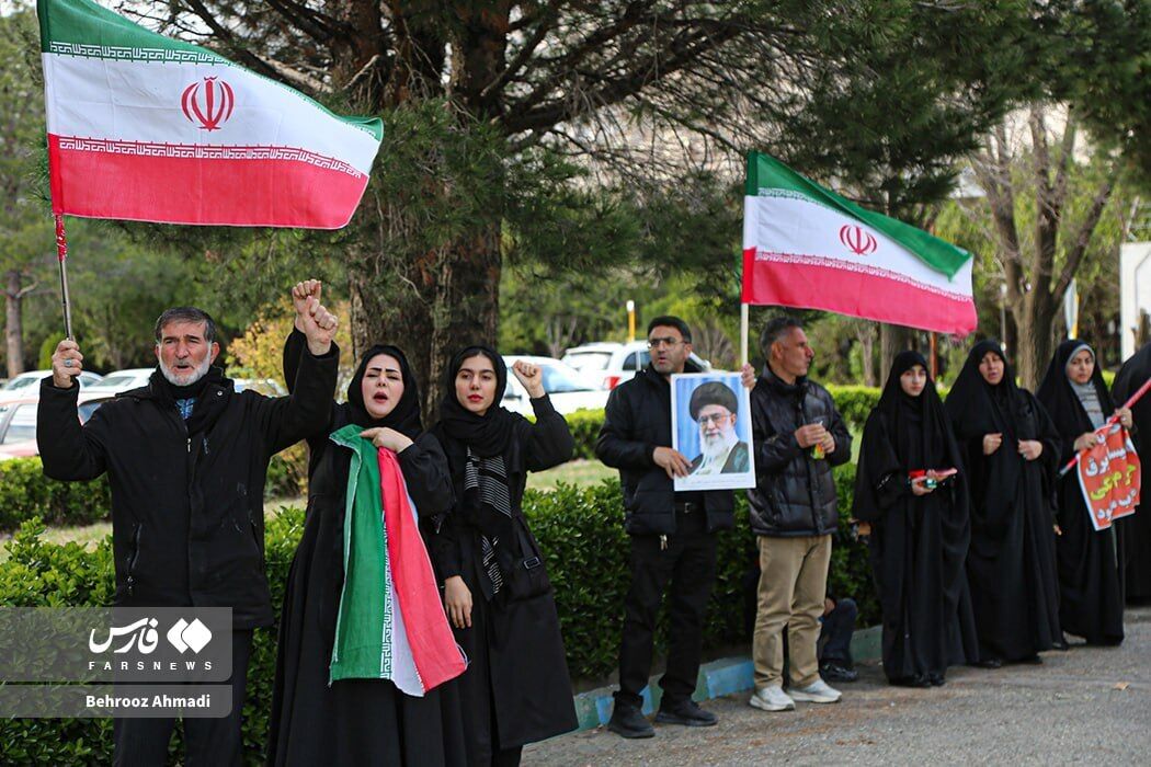 Іранський режим зганяє людей для прикриття об'єктів енергетики "живим щитом" від ударів США. Фото і відео