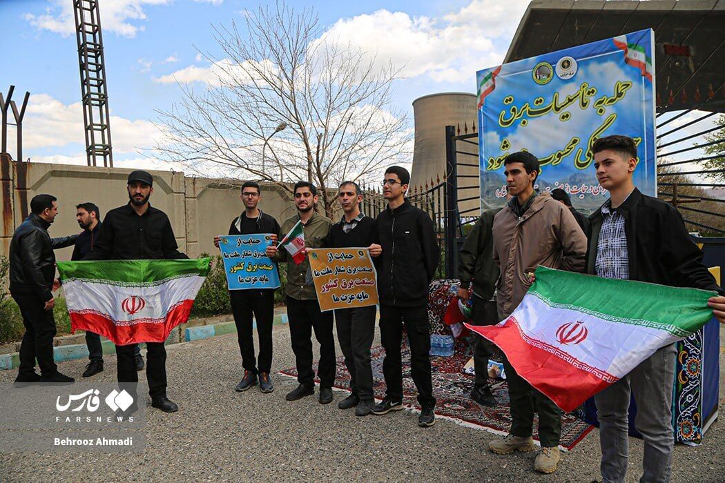 Іранський режим зганяє людей для прикриття об'єктів енергетики "живим щитом" від ударів США. Фото і відео