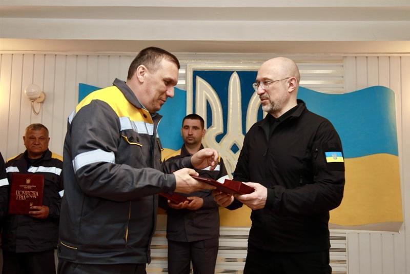 Шмыгаль наградил 36 энергетиков ДТЭК за прохождение самой сложной зимы