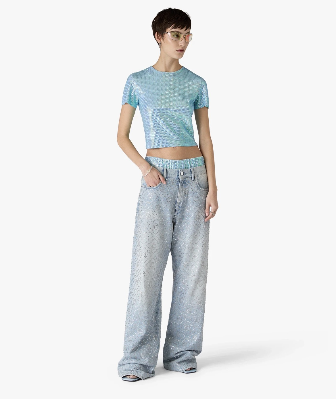 Джинси з ефектною деталлю стали головним трендом весни 2026