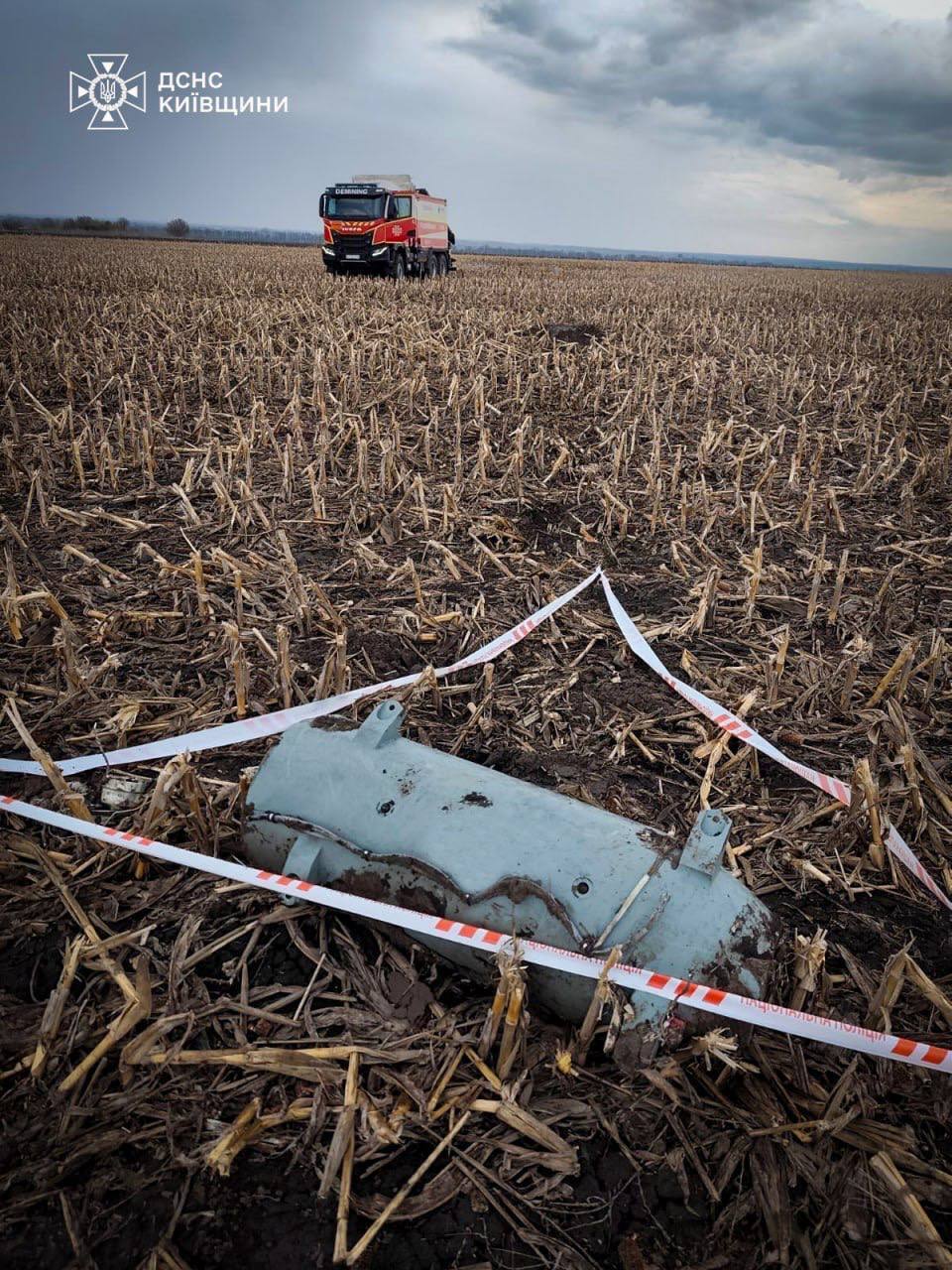 На Київщині в полі знайшли уламки російської ракети. Подробиці та фото