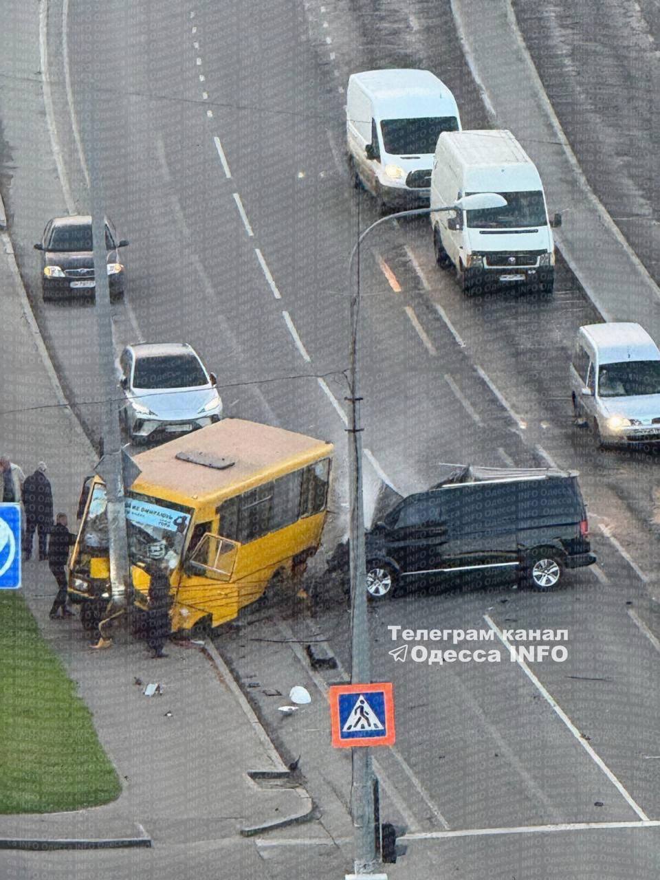 В Одессе произошло ДТП с участием микроавтобуса и маршрутки: погибла женщина, есть пострадавшие. Фото
