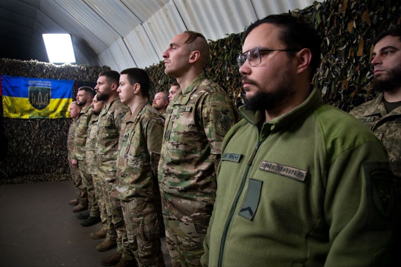 Враг атакует группами пехоты и устраивает налеты дронов: Сырский посетил одно из "горячих" направлений фронта и дал важные задания. Фото