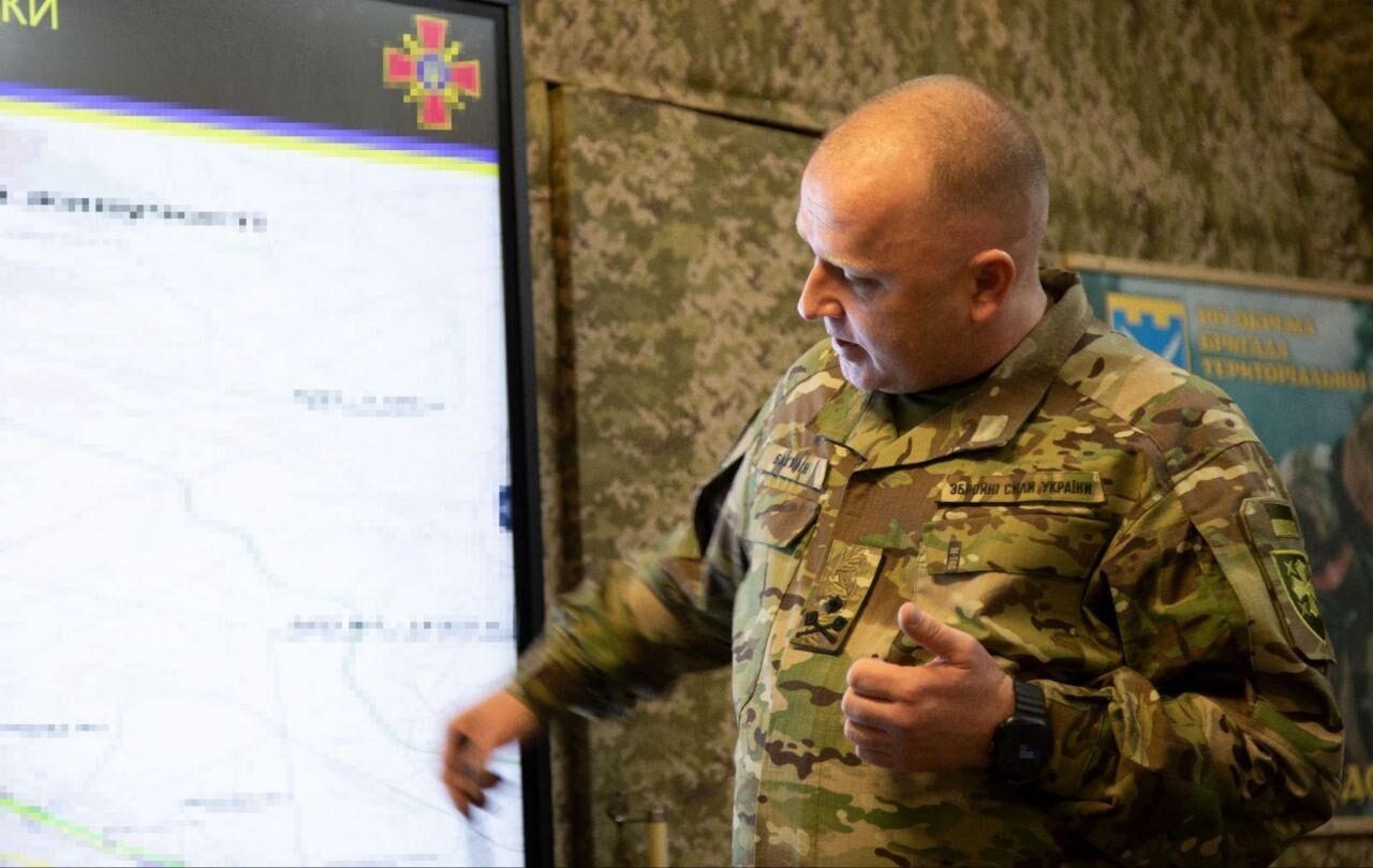 Враг атакует группами пехоты и устраивает налеты дронов: Сырский посетил одно из "горячих" направлений фронта и дал важные задания. Фото