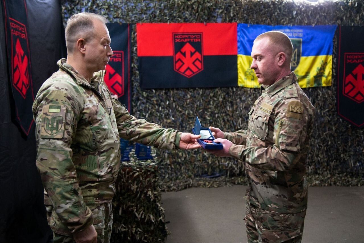 Враг атакует группами пехоты и устраивает налеты дронов: Сырский посетил одно из "горячих" направлений фронта и дал важные задания. Фото