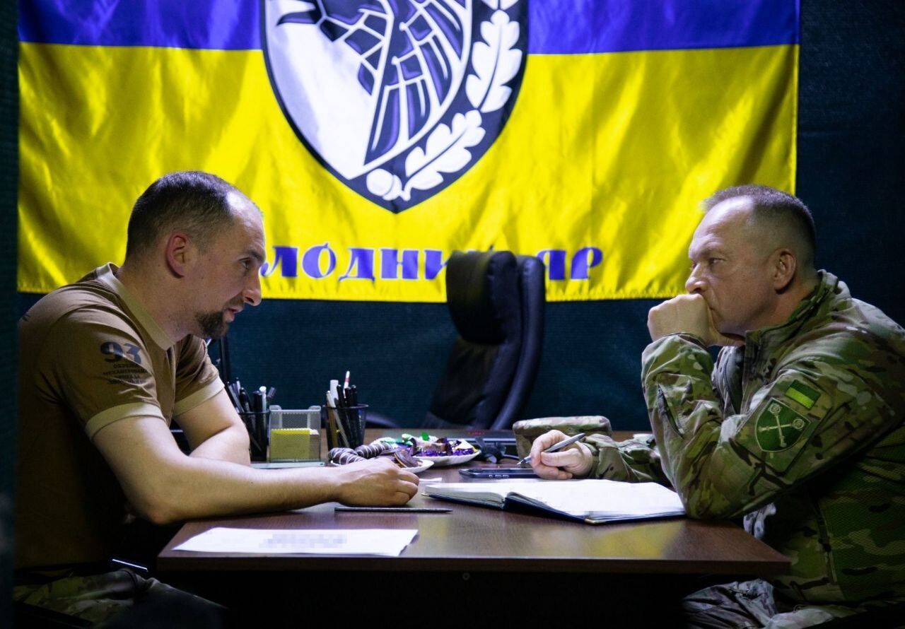 Враг атакует группами пехоты и устраивает налеты дронов: Сырский посетил одно из "горячих" направлений фронта и дал важные задания. Фото