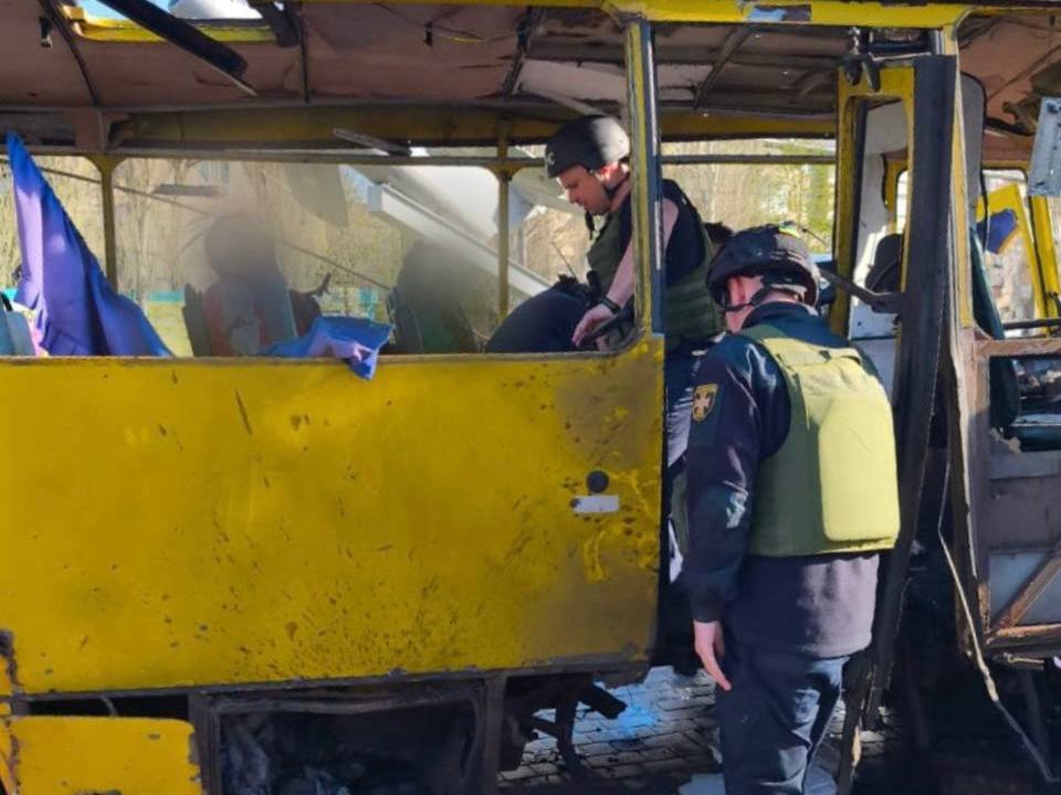 Окупанти вдарили дроном по автобусу в центрі Нікополя: троє людей загинули, 16 поранені. Фото