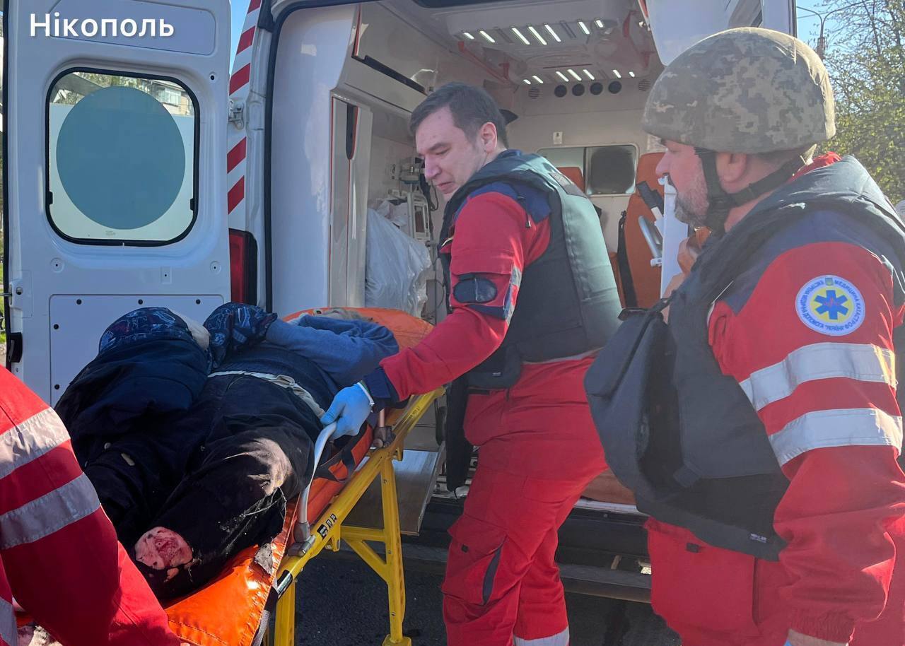 Окупанти вдарили дроном по автобусу в центрі Нікополя: троє людей загинули, 16 поранені. Фото