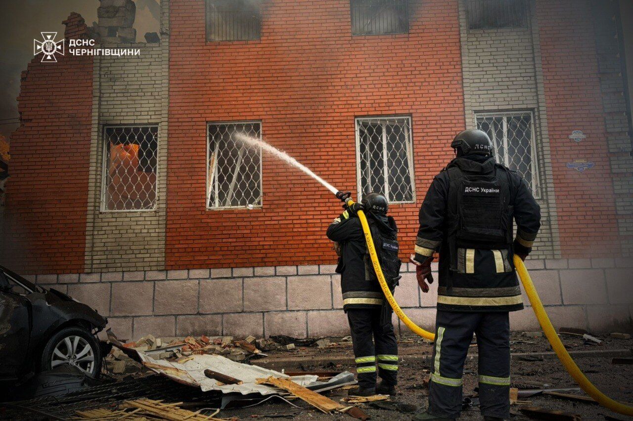 Оккупанты атаковали горсовет и налоговую на Черниговщине: вспыхнул пожар, есть пострадавшие. Фото и видео