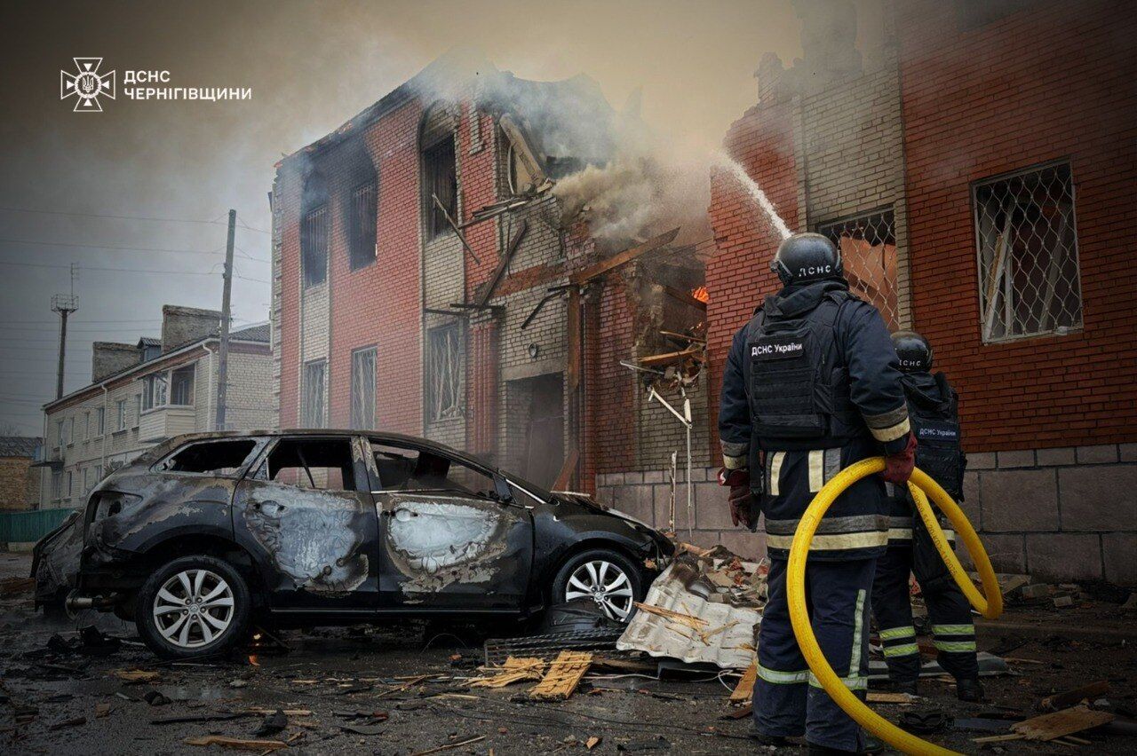 Оккупанты атаковали горсовет и налоговую на Черниговщине: вспыхнул пожар, есть пострадавшие. Фото и видео