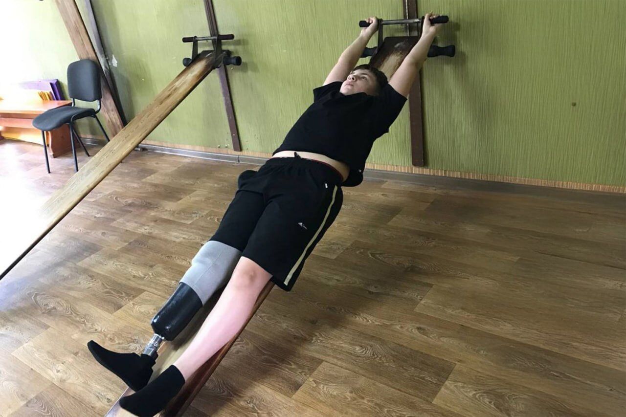 "Этот взрыв разделил мою жизнь на "до" и "после": Фонд Рината Ахметова помог тяжелораненному Артуру вернуться к активной жизни