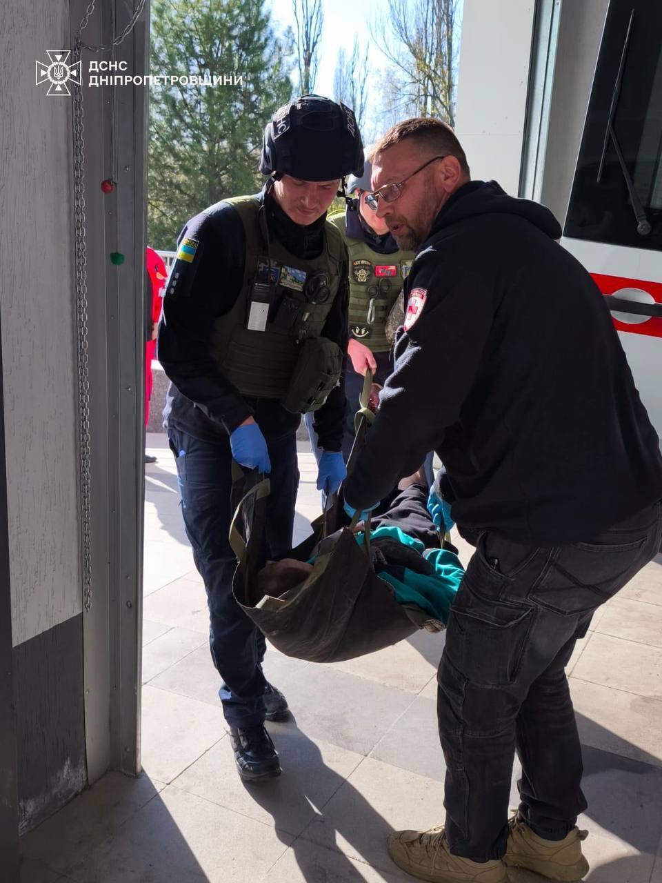 "Вбивць треба зупиняти": Зеленський відреагував на удар РФ по Нікополю, який забрав чотири життя. Фото