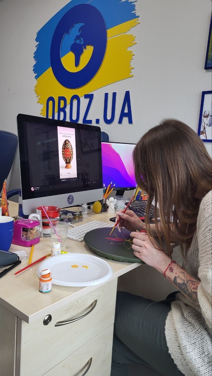 В рамках сбора на пикап для нашего коллеги OBOZ.UA разыгрывает писанку на крышках ракет HIMARS: как принять участие. Фото и видео