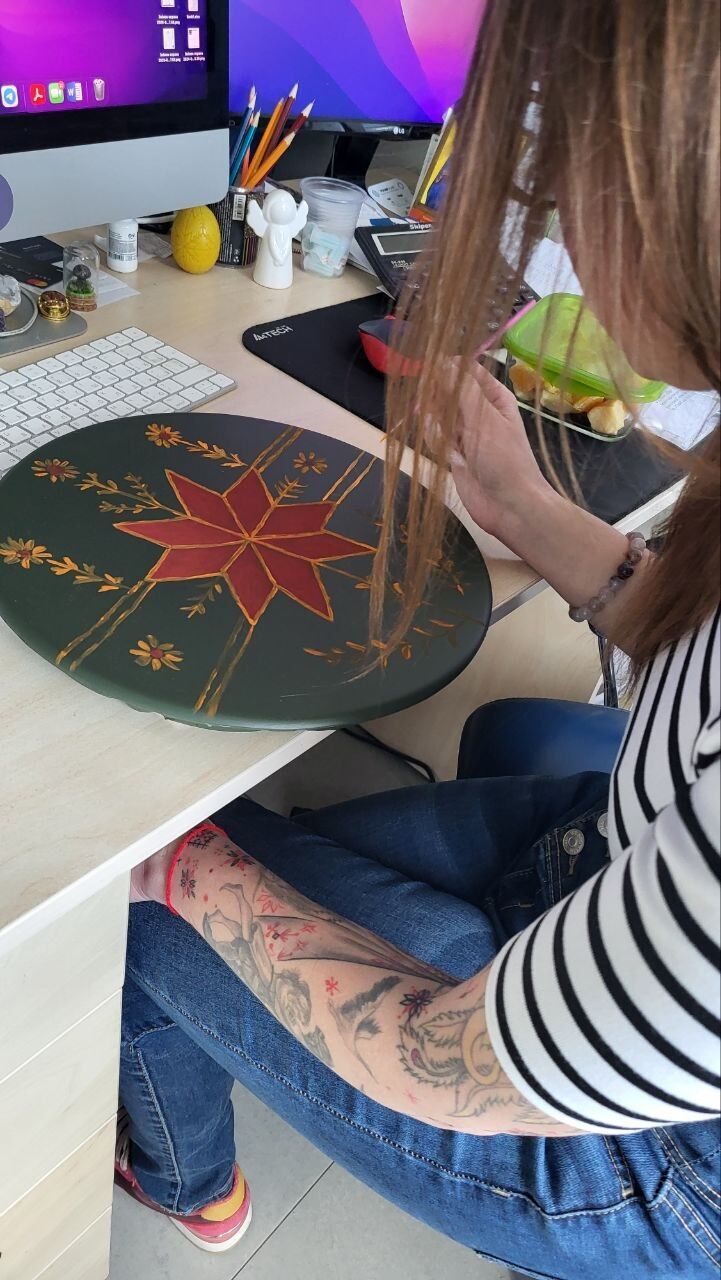 В рамках сбора на пикап для нашего коллеги OBOZ.UA разыгрывает писанку на крышках ракет HIMARS: как принять участие. Фото и видео