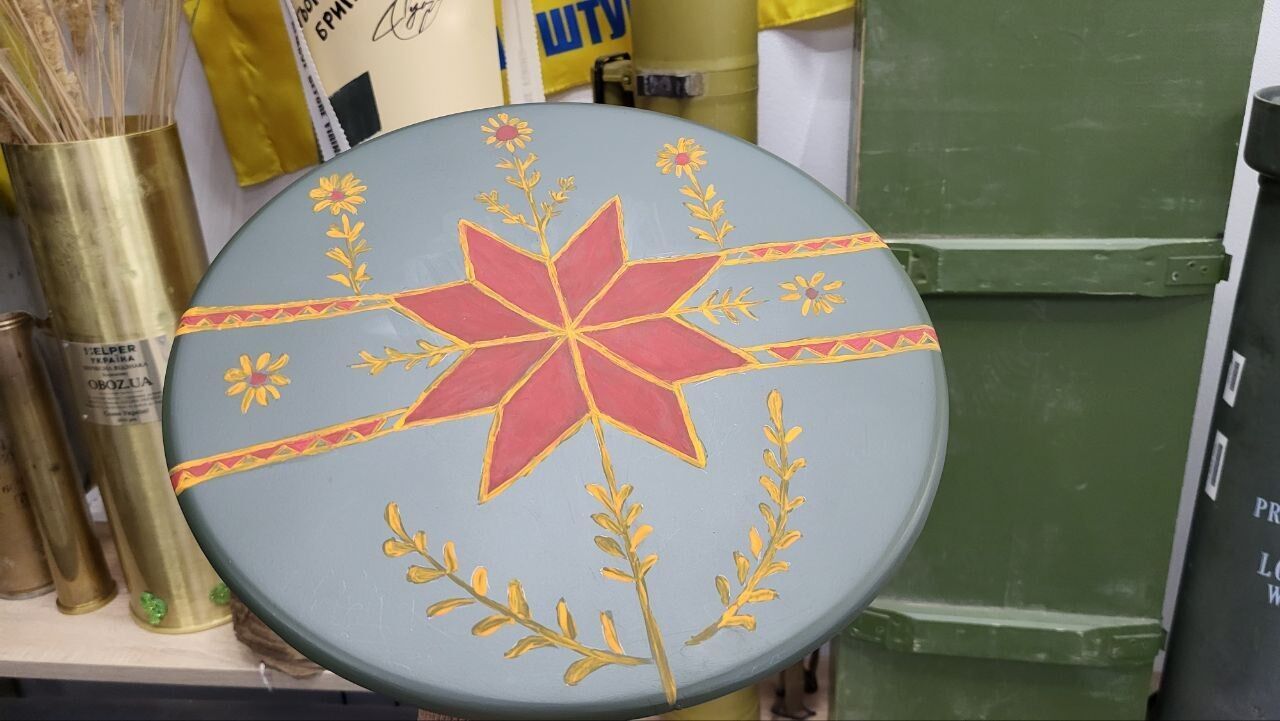 В рамках сбора на пикап для нашего коллеги OBOZ.UA разыгрывает писанку на крышках ракет HIMARS: как принять участие. Фото и видео