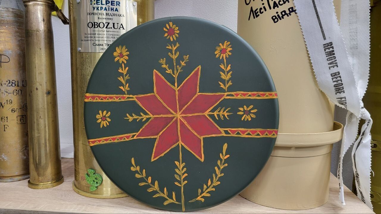 В рамках сбора на пикап для нашего коллеги OBOZ.UA разыгрывает писанку на крышках ракет HIMARS: как принять участие. Фото и видео