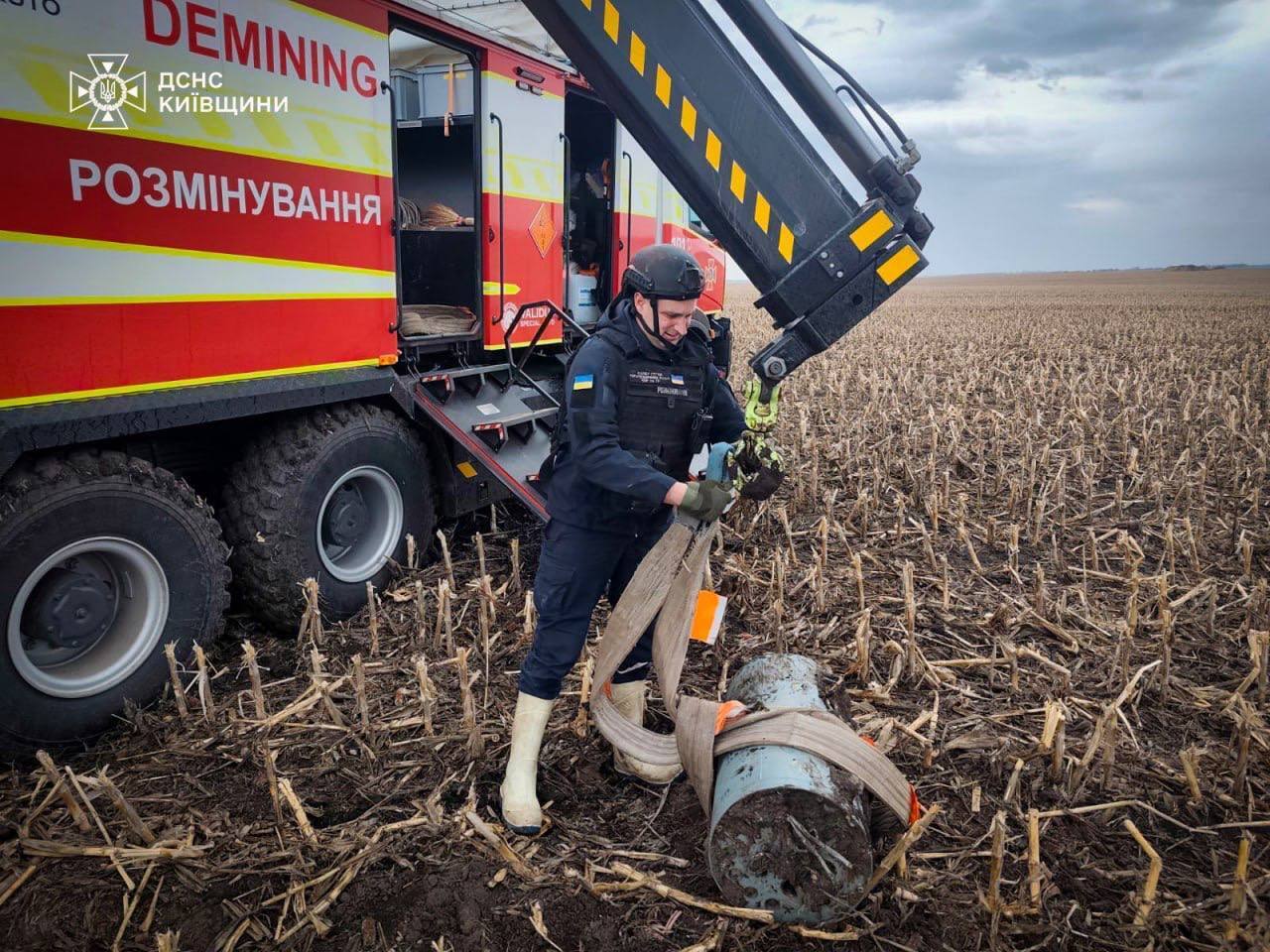 На Київщині в полі знайшли уламки російської ракети. Подробиці та фото