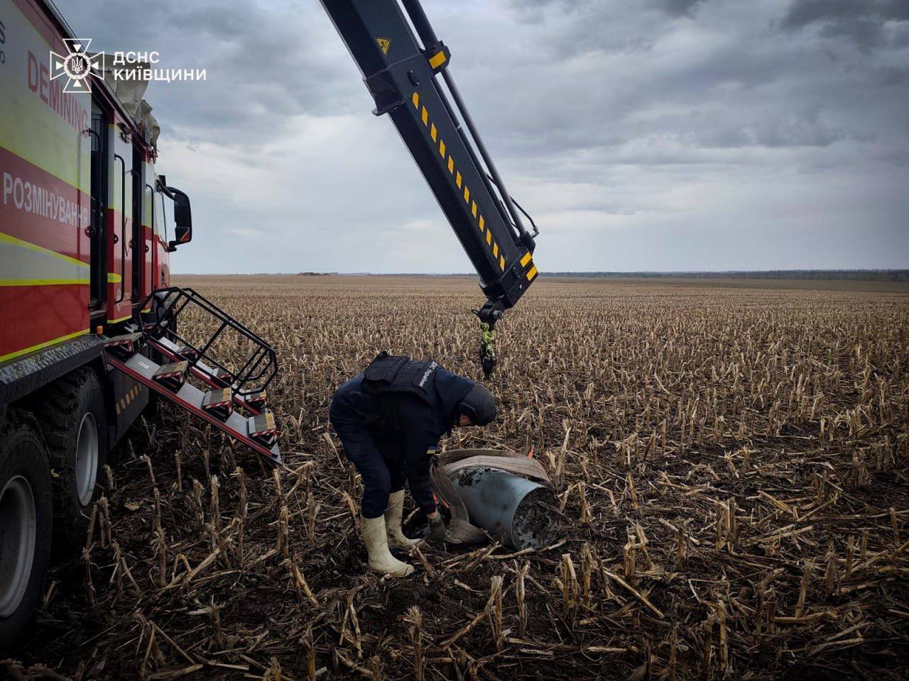На Київщині в полі знайшли уламки російської ракети. Подробиці та фото